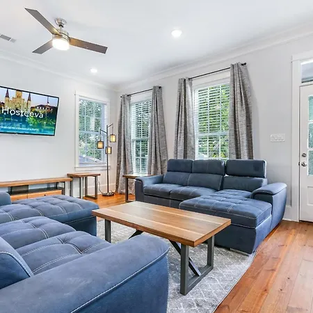 Ferienwohnung Hosteeva Chic Urban Retreat W Pool Steps To St Charles Ave And Near Bourbon St